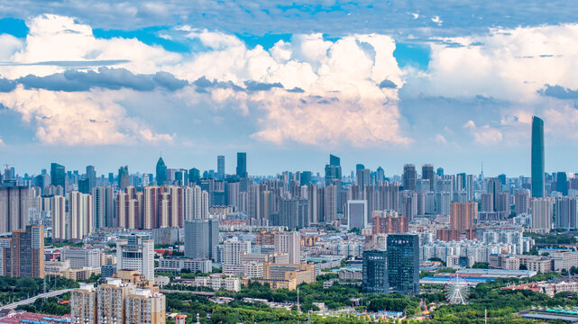 多云天空下的武汉城市天际线航拍