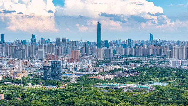 多云天空下的武汉城市天际线航拍