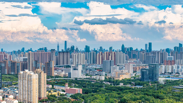多云天空下的武汉城市天际线航拍