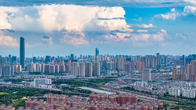 多云天空下的武汉城市天际线航拍