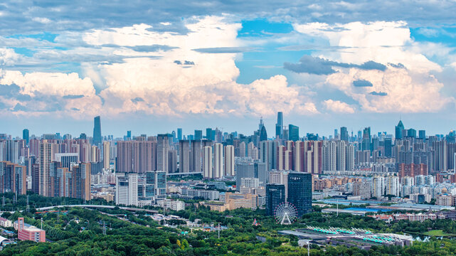 多云天空下的武汉城市天际线航拍