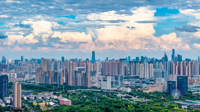 多云天空下的武汉城市天际线航拍