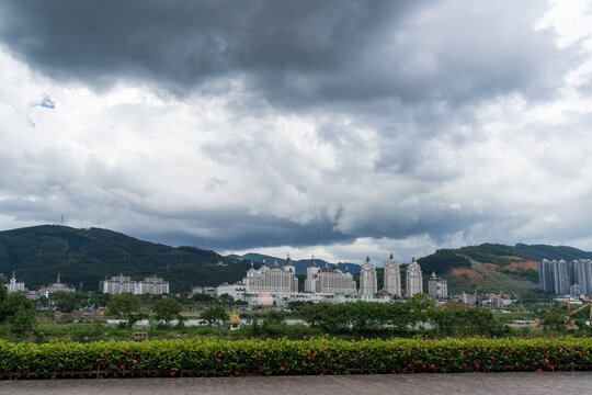 乌云笼罩下的西双版纳景洪市城市建筑群