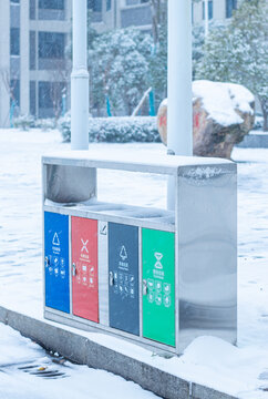 雪天户外分类垃圾桶