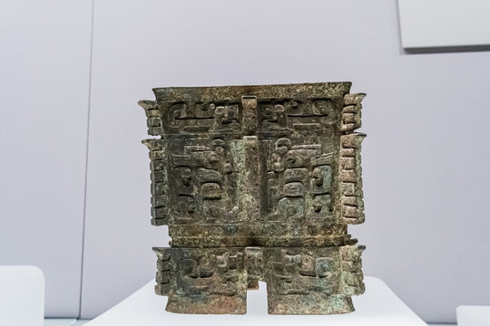 精美古代青铜方鼎器物