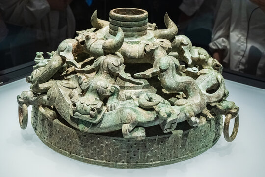 精美古代青铜多兽装饰器物