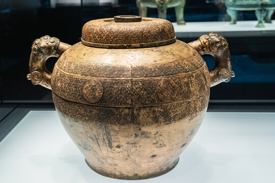 双兽耳古陶罐文物展示