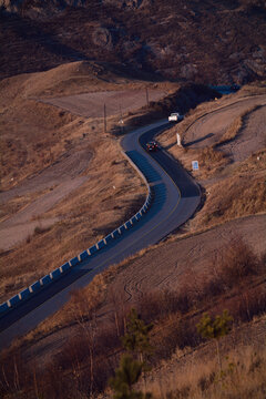 蜿蜒山路与行驶车辆景观