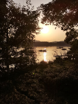 夕阳下的西湖景色