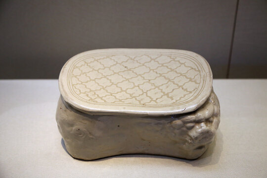 金代白釉卧狮枕