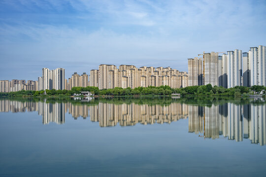 湖畔林立的现代高层住宅