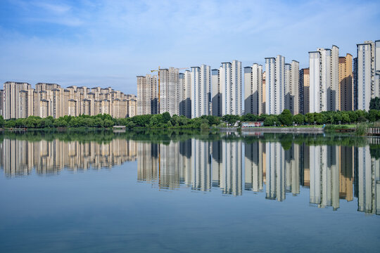 湖畔林立的现代高层住宅