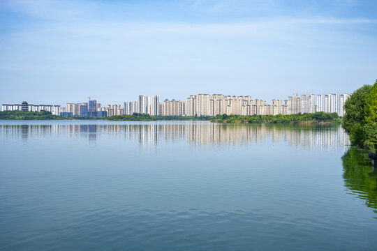 湖畔林立的现代高层住宅