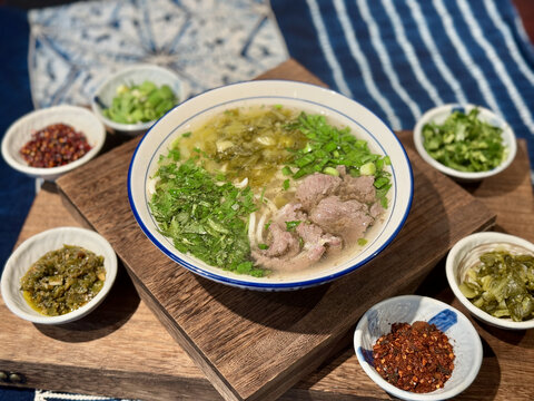 美味牛肉汤配多样调料
