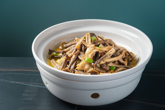 美味菌菇煲鲜香诱人