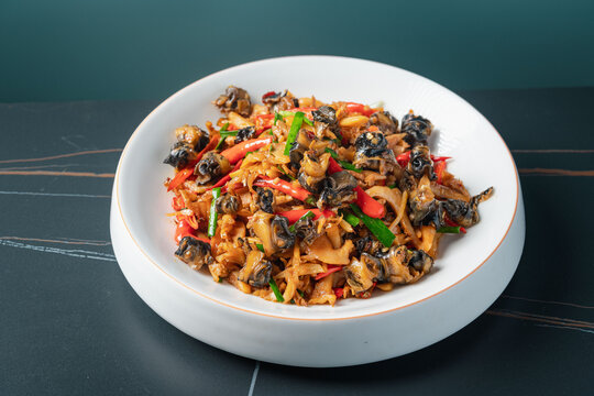 湘菜美味爆炒螺肉与食材组合