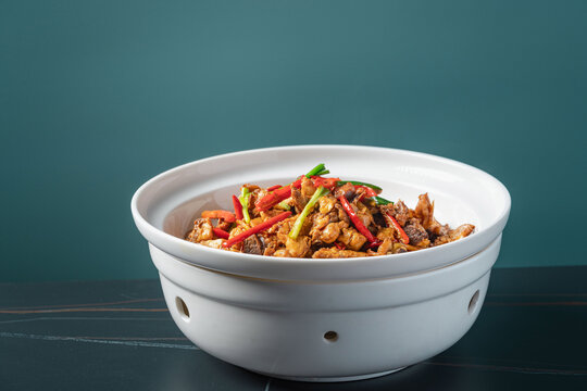 美味香辣小炒鸡肉
