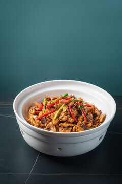 砂锅中的美味香辣炒鸡肉