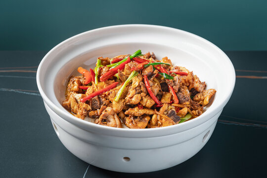 湘菜砂煲美味炒鸡肉