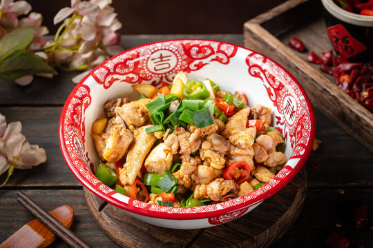湘菜中式吉字碗里的美味炒鸡肉