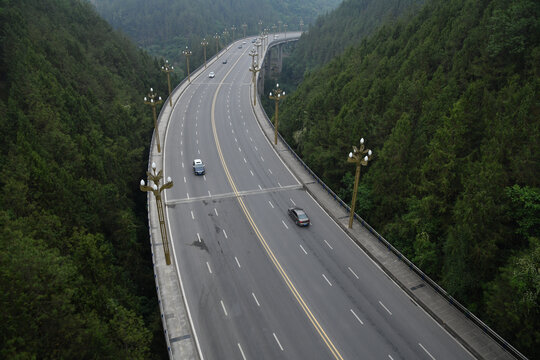 蜿蜒于山林间的宽阔公路