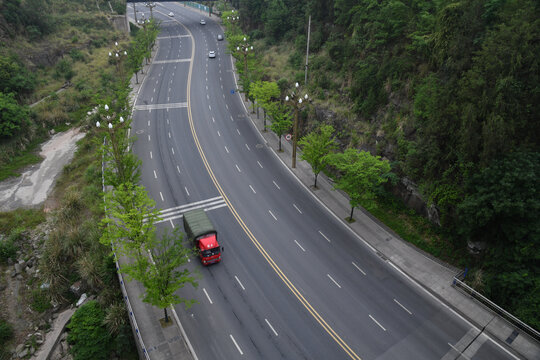 山间公路上行驶的红色货车