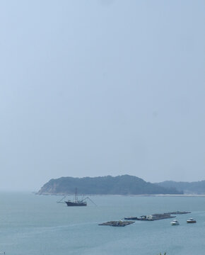 海上船只与远处岛屿景致