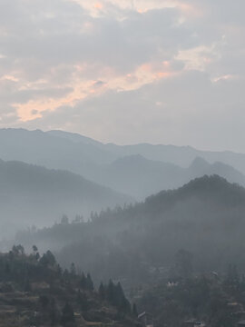 山间晨雾中的朦胧美景