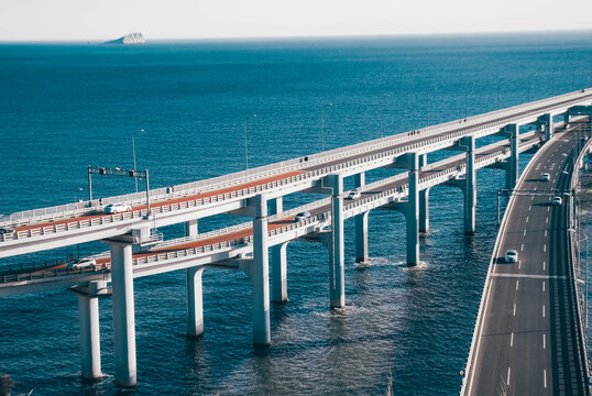 跨海大桥蓝色天际线海景摄影