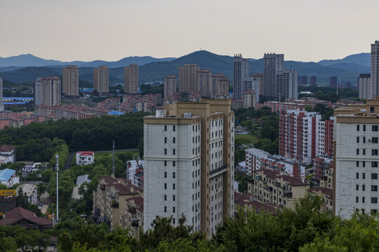 城市与远山相映的景致