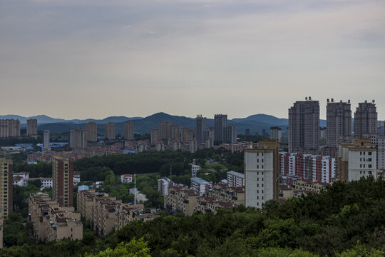 城市与远山的景致