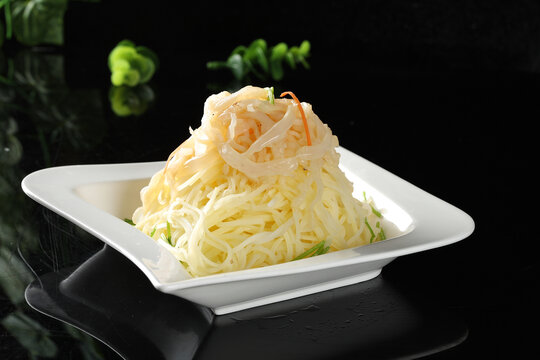 土豆丝配海蜇丝