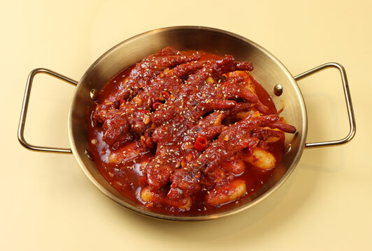 香辣美味的特色红烧鸡爪