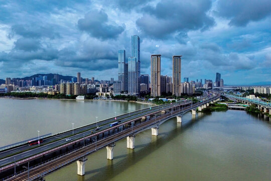 江畔都市桥梁与摩天大楼