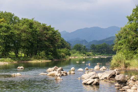 河畔青山绿树自然风光