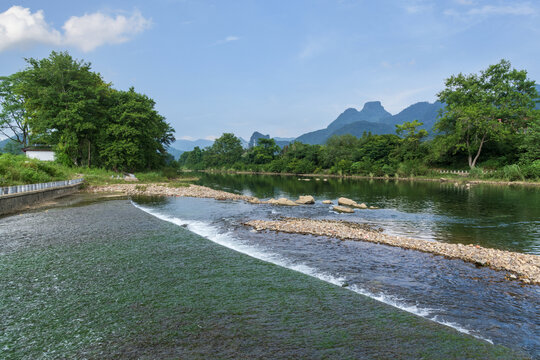 青山绿水间的宁静河流