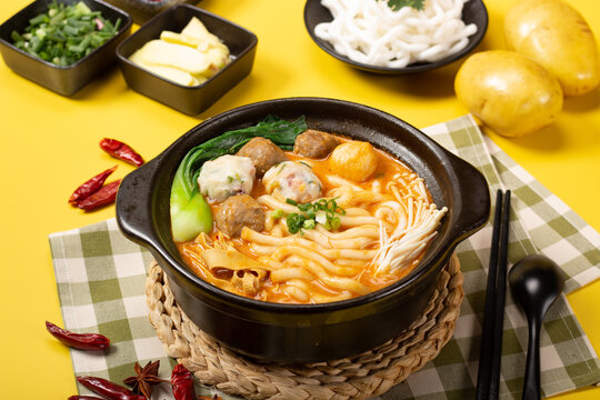 麻酱土豆粉黑色砂锅