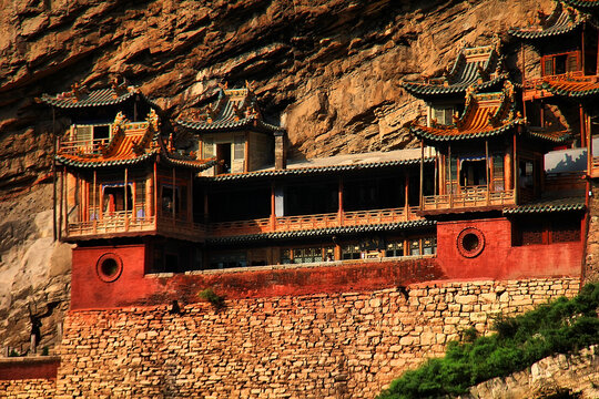 悬崖上的中式古建筑景观