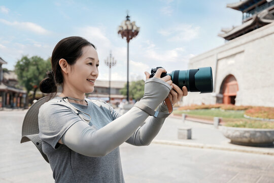 女性摄影师拍摄古建筑