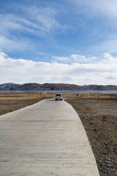 西藏山南羊卓雍措乡村公路风光