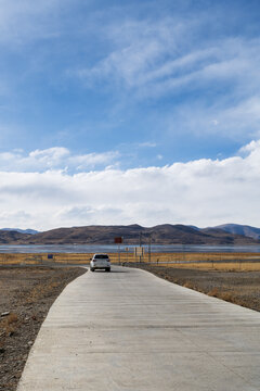 西藏山南羊卓雍措乡村公路风光