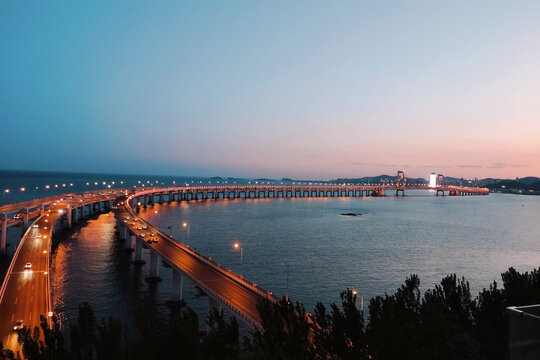黄昏下的跨海大桥美景