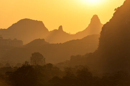 夕阳下的山峦美景