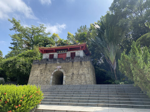 古雅城楼隐于葱郁林木间园博园