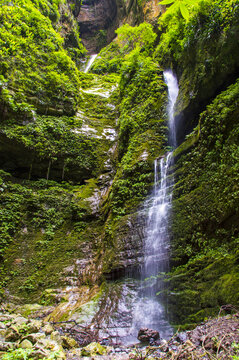 山涧飞瀑
