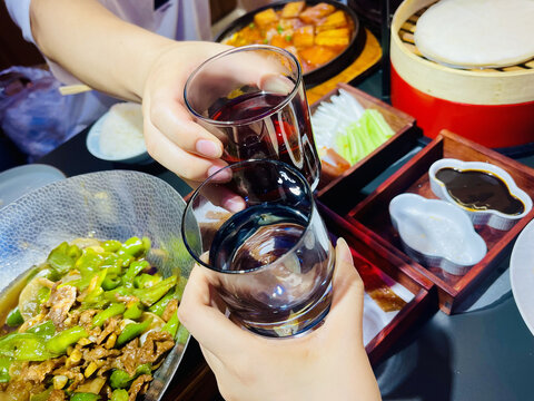 中国式饭局碰杯瞬间商务举杯共赏美味佳肴