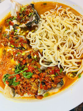 中式菜系美味食欲剁椒鱼头配面条美食图
