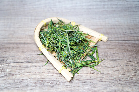 竹制托盘上的鲜嫩茶叶