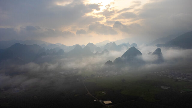 云雾缭绕的壮美山峦景色