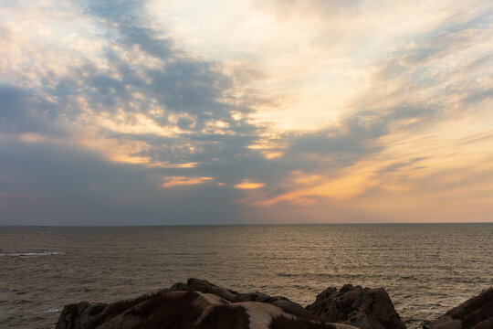 海边日暮时分的云霞海景